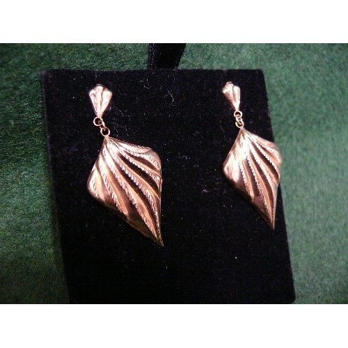 32 - A pair of 9ct gold leaf drop earrings, 1.5 grams