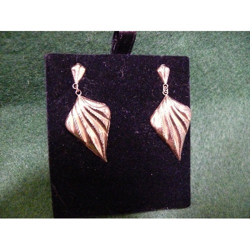 32 - A pair of 9ct gold leaf drop earrings, 1.5 grams