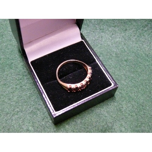 19C - A BEAUTIFUL HALF ETERNITY RING 9CT GOLD WITH 7 BLOOD RED GARNETS SIZE R 1/2 WEIGHT 2.83GR