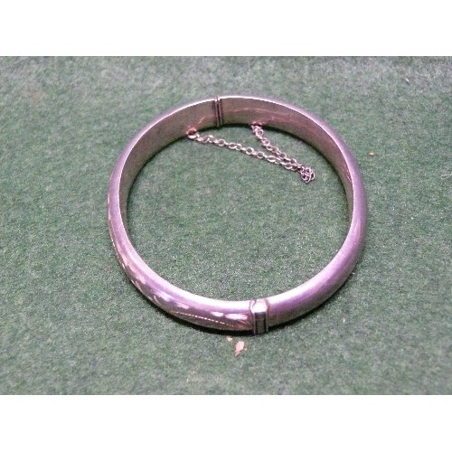 31F - A SILVER BANGLE DECORATED WITH SAFETY CHAIN