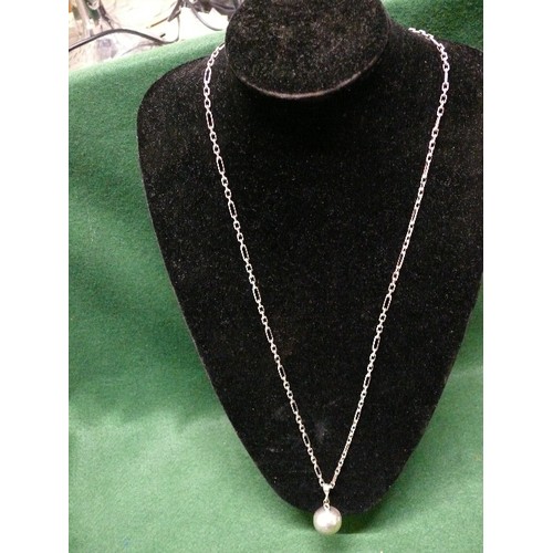 31B - A SILVER 30 INCH CHAIN WITH PENDANT OF CHINESE SINGING BALL