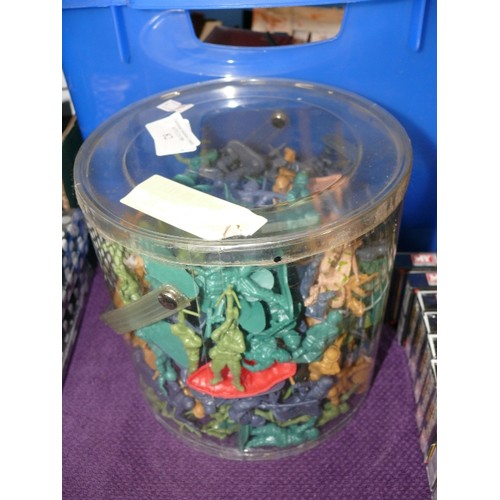 82 - TUB FULL OF PLASTIC TOY SOLDIERS.