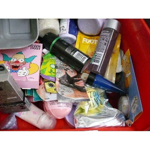 120 - A BOX OF BATHROOM AND BEAUTY PRODUCTS