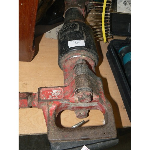 318 - A COMPRESSED AIR BREAKER