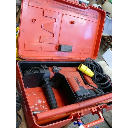 211 - HILTI TE52 WORKING HEAVY DUTY DRILL IN CASE