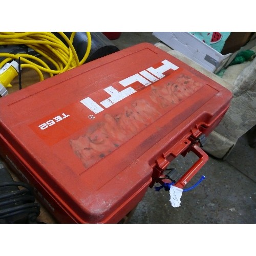 211 - HILTI TE52 WORKING HEAVY DUTY DRILL IN CASE