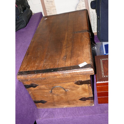 180 - LARGE GOOD QUALITY WOODEN BLANKET BOX WITH CONTENTS OF TOWELS