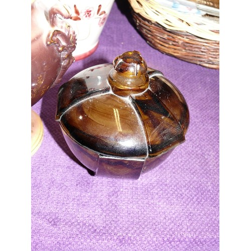 253 - AN AMBER GLASS LIDDED POT PLUS A DECORATIVE LIDDED URN