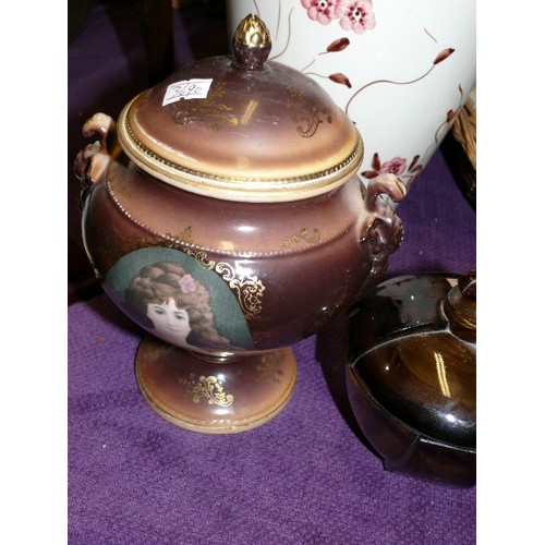 253 - AN AMBER GLASS LIDDED POT PLUS A DECORATIVE LIDDED URN