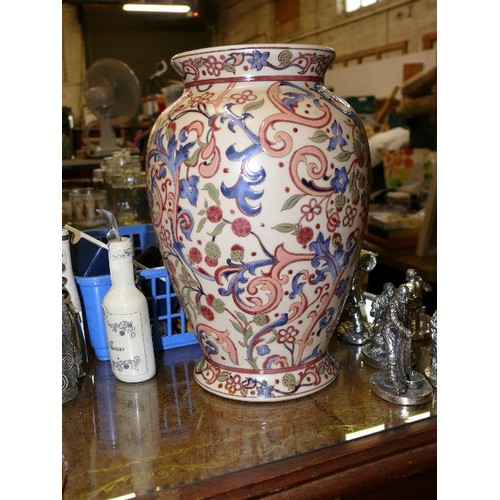 197 - A GOOD QUALITY ATTRACTIVE CHINESE VASE