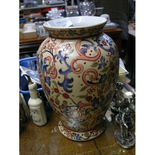 197 - A GOOD QUALITY ATTRACTIVE CHINESE VASE