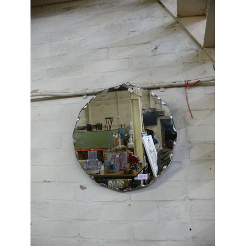 181A - A DECORATIVE ROUND WALL MIRROR