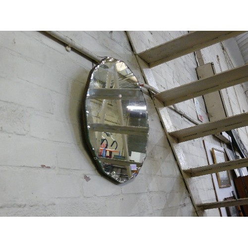 181A - A DECORATIVE ROUND WALL MIRROR