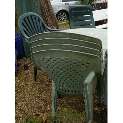 366 - GREEN ROUND GARDEN TABLE WITH 4 MATCHING CHAIRS AND 3 OTHER GREEN PLASTIC CHAIRS.