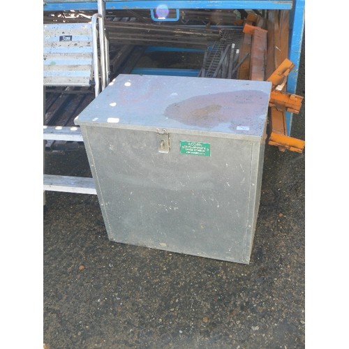 401 - GALVANISED LOCKABLE STORAGE BOX