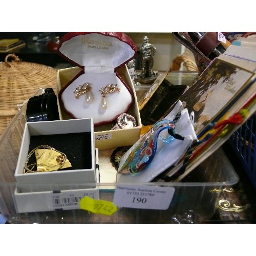 190 - A SMALL BOX OF COSTUME JEWELLERY AND OTHER COLLECTABLE ITEMS.