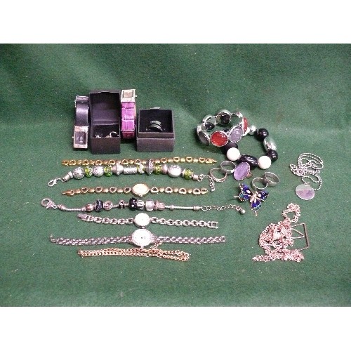 162 - A SMALL TUB OF COSTUME JEWELLERY TO INCLUDE A PAIR OF BOXED 'ME TO YOU' SILVER EARRINGS.