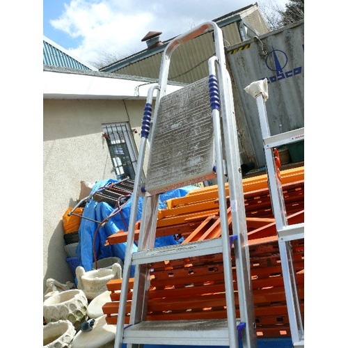 404 - 7 STEP ALUMINUM LADDER