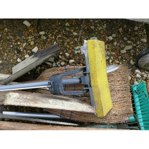 342 - LARGE QUANTITY OF GARDEN TOOLS INCLUDING SPADES, BROOM, HOES, RAKES, SHEARS ETC