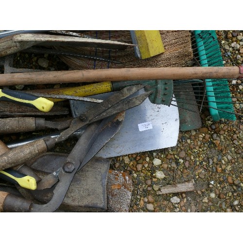 342 - LARGE QUANTITY OF GARDEN TOOLS INCLUDING SPADES, BROOM, HOES, RAKES, SHEARS ETC