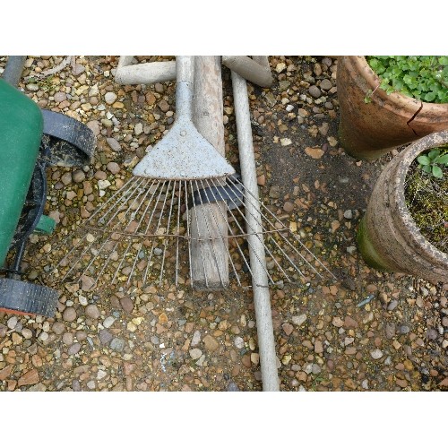 345 - SELECTION OF GARDEN TOOLS INCLUDING PICK, SHOVEL, HOE, RACK AND ONE OTHER