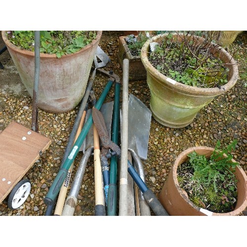 345 - SELECTION OF GARDEN TOOLS INCLUDING PICK, SHOVEL, HOE, RACK AND ONE OTHER