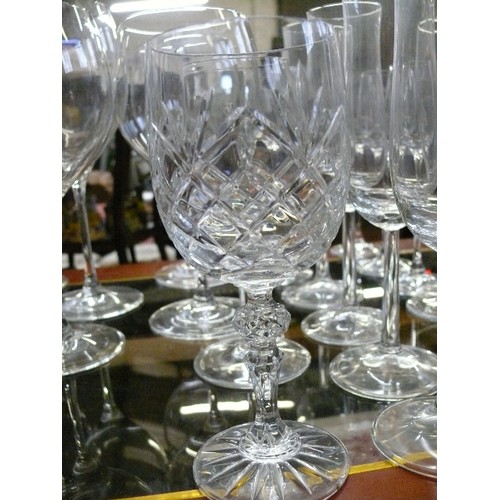 439 - BEAUTIFUL COLLECTION OF GLASSWARE TO INCLUDE CRYSTAL