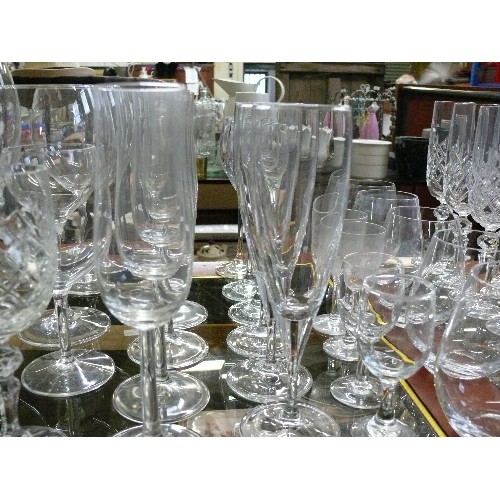 439 - BEAUTIFUL COLLECTION OF GLASSWARE TO INCLUDE CRYSTAL