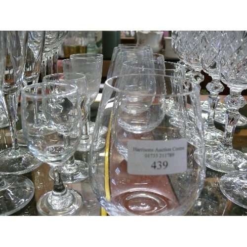 439 - BEAUTIFUL COLLECTION OF GLASSWARE TO INCLUDE CRYSTAL