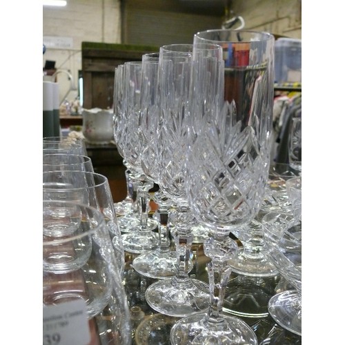 439 - BEAUTIFUL COLLECTION OF GLASSWARE TO INCLUDE CRYSTAL