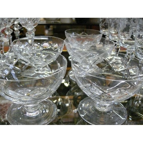 439 - BEAUTIFUL COLLECTION OF GLASSWARE TO INCLUDE CRYSTAL