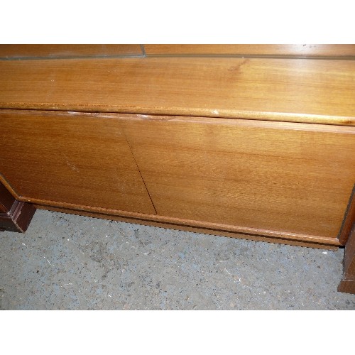 487 - TEAK MID CENTURY DISPLAY CABINET, 2 LOWER CUPBOARDS AND UPPER GLASS DOOR WITH GLASS SHELVES.