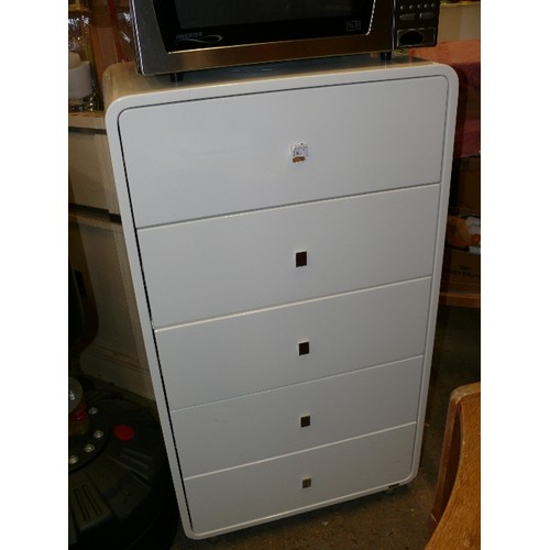 504 - WHITE GLOSS FINISHED CONTEMPORARY CHEST OF 5 DRAWERS WITH ROUNDED EDGES.