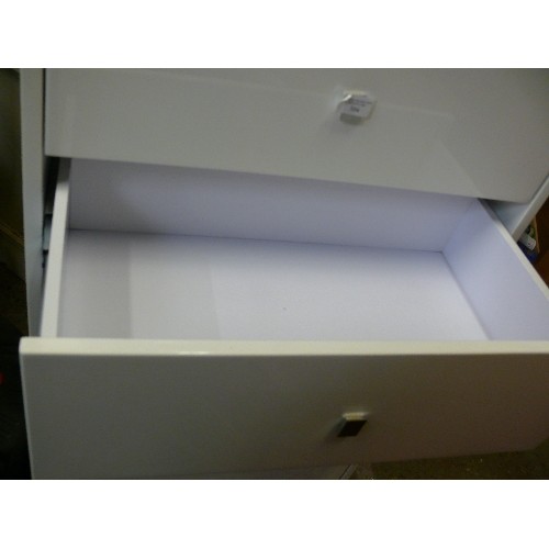 504 - WHITE GLOSS FINISHED CONTEMPORARY CHEST OF 5 DRAWERS WITH ROUNDED EDGES.