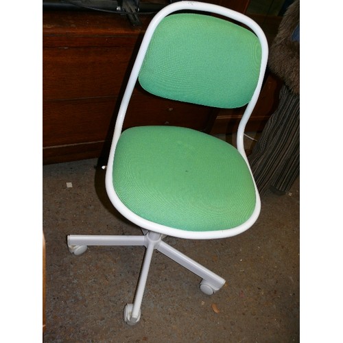 510 - IKEA ORFJALL WHITE METAL SWIVEL CHAIR ON WHITE CASTORS WITH GREEN FABRIC UPHOLSTERY.