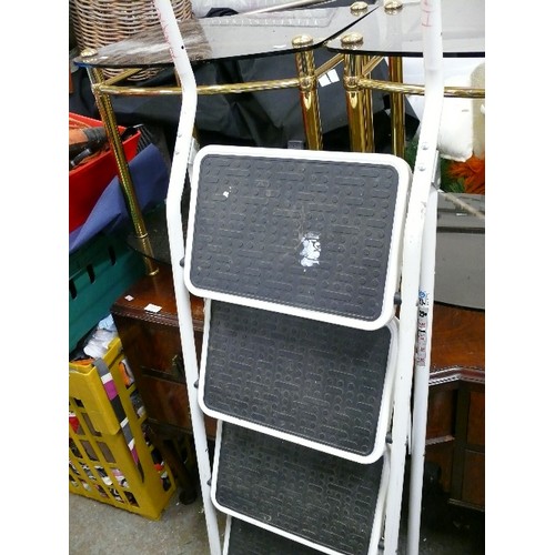 519 - WHITE METAL LARGE 4 TREAD STEPLADDER