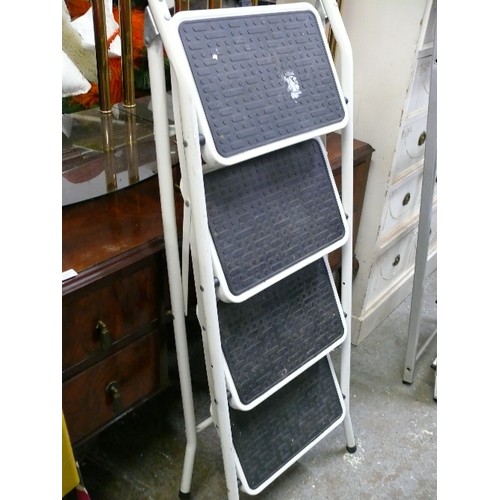 519 - WHITE METAL LARGE 4 TREAD STEPLADDER