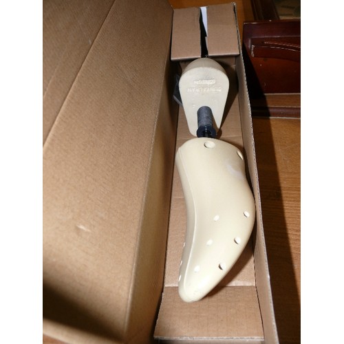 475A - DASCO TWO WAY SHOE STRETCHER, BOXED