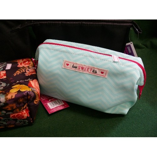 68 - 4 BRAND NEW TOILETRY BAGS