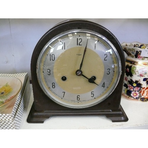 99A - A VERY NICE BAKELITE CASED MANTLE CLOCK BY ENFIELD WITH KEY AND PENDULUM.