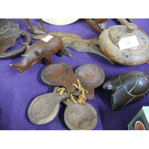 102 - A LARGE SELECTION OF WOODEN TREEN ITEMS TO INCLUDE DEERS, MOUSE, RHINO, TORTOISE, ROCKING CHAIR ETC.