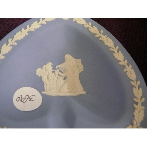 109 - A SELECTION OF WEDGWOOD JASPERWARE CHINA AND A HANDMADE WEDGWOOD CRYSTAL PAPERWEIGHT.