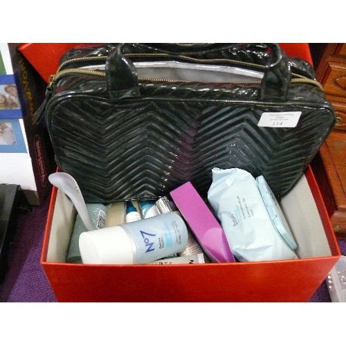 114 - A BOOTS NO.7 GIFT BOX WITH CONTENTS OF NO. 7 TOILETRIES AND A NO.7 HANDBAG/WASHBAG.