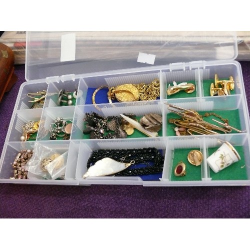 124 - A TRAY OF VARIOUS GOOD QUALITY COSTUME JEWELLERY