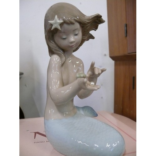 137 - LARGE NAO FIGURINE 1368 JEWEL OF THE SEA-MERMAID WITH PEARL, WITH ORIGINAL BOX.