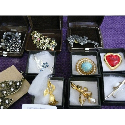 161 - A SELECTION OF DECORATIVE BROOCHES, HAIR CLIPS AND CUFFLINKS.