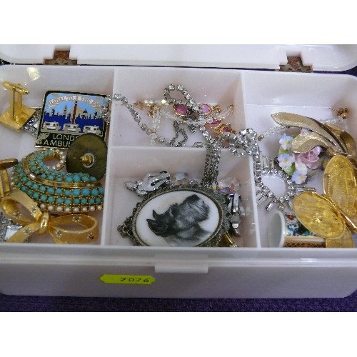 162 - A BOX OF GOOD QUALITY COSTUME JEWELLERY PIECES TO INCLUDE DOG NECKLACE, BROOCHES, CUFFLINKS AND EARR... 