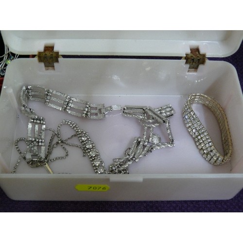 162 - A BOX OF GOOD QUALITY COSTUME JEWELLERY PIECES TO INCLUDE DOG NECKLACE, BROOCHES, CUFFLINKS AND EARR... 