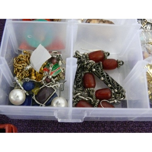 163 - A TRAY OF GOOD QUALITY COSTUME JEWELLERY, SOME NEW.