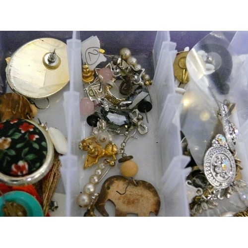 163 - A TRAY OF GOOD QUALITY COSTUME JEWELLERY, SOME NEW.